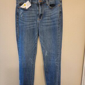 Judy Blue Relaxed Fit Mid Rise Short 11/27